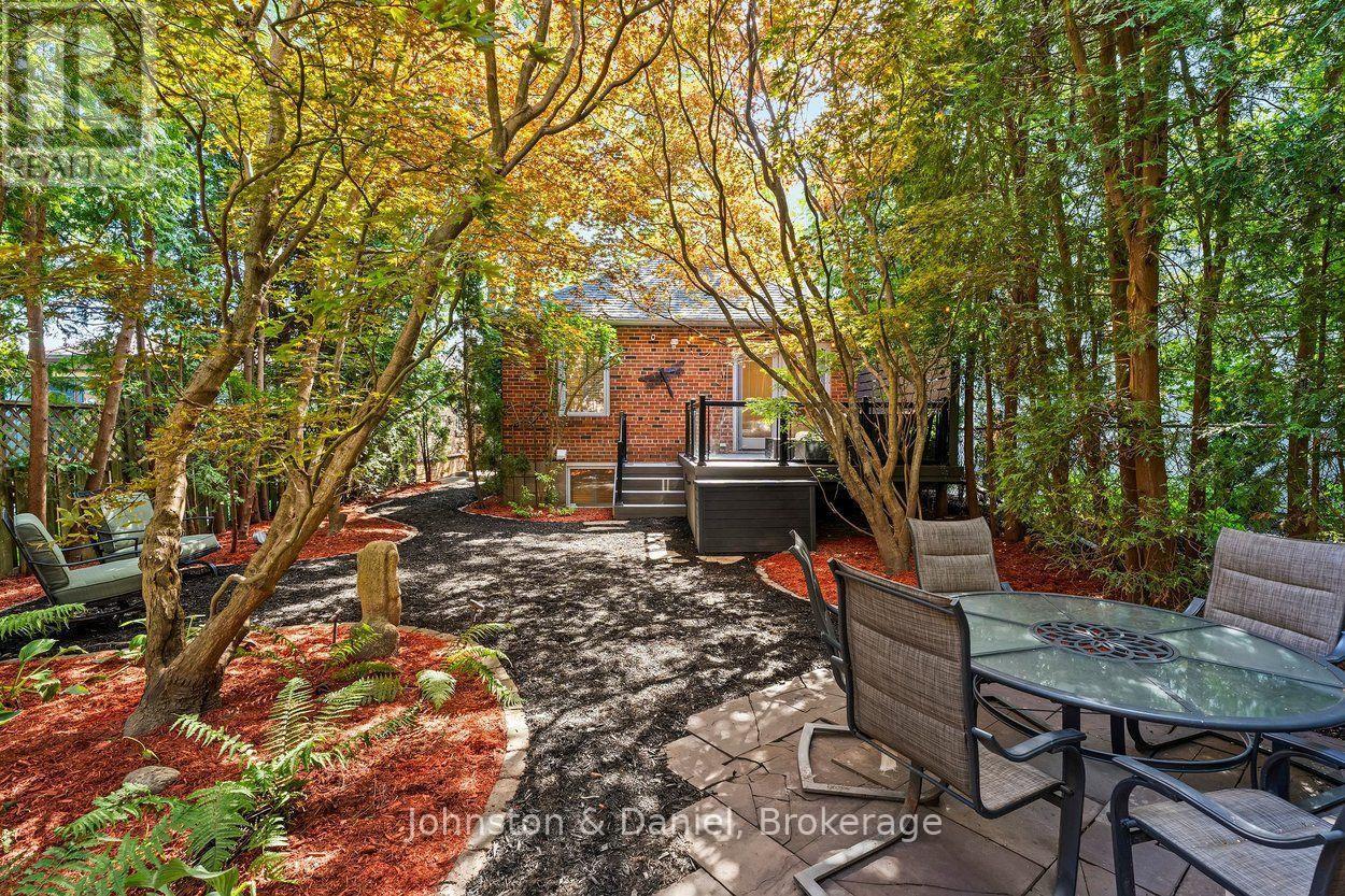 4 Lyndhurst Court, Toronto, ON