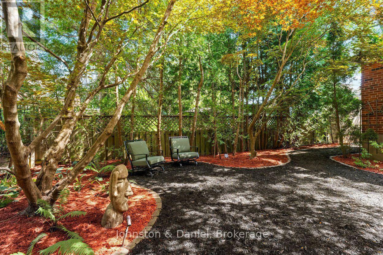4 Lyndhurst Court, Toronto, ON
