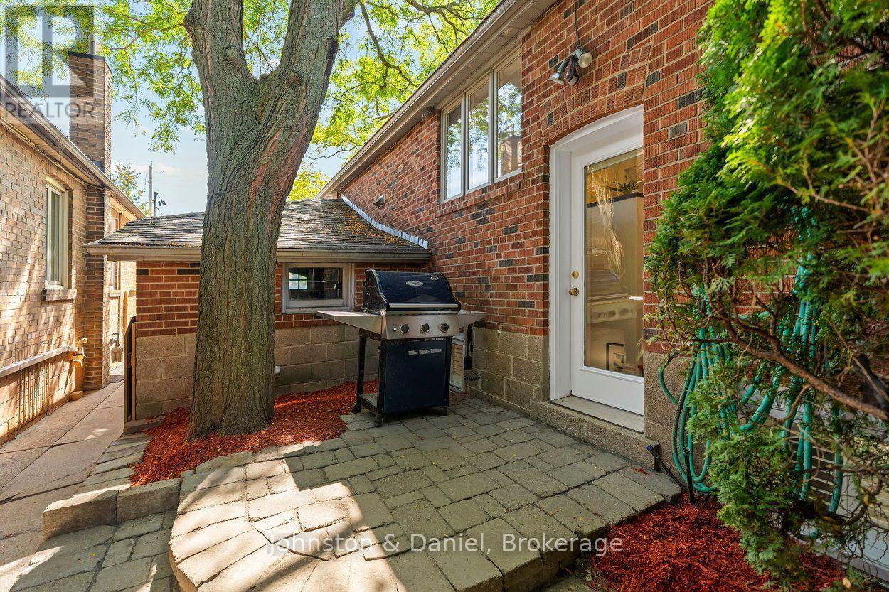 4 Lyndhurst Court, Toronto, ON