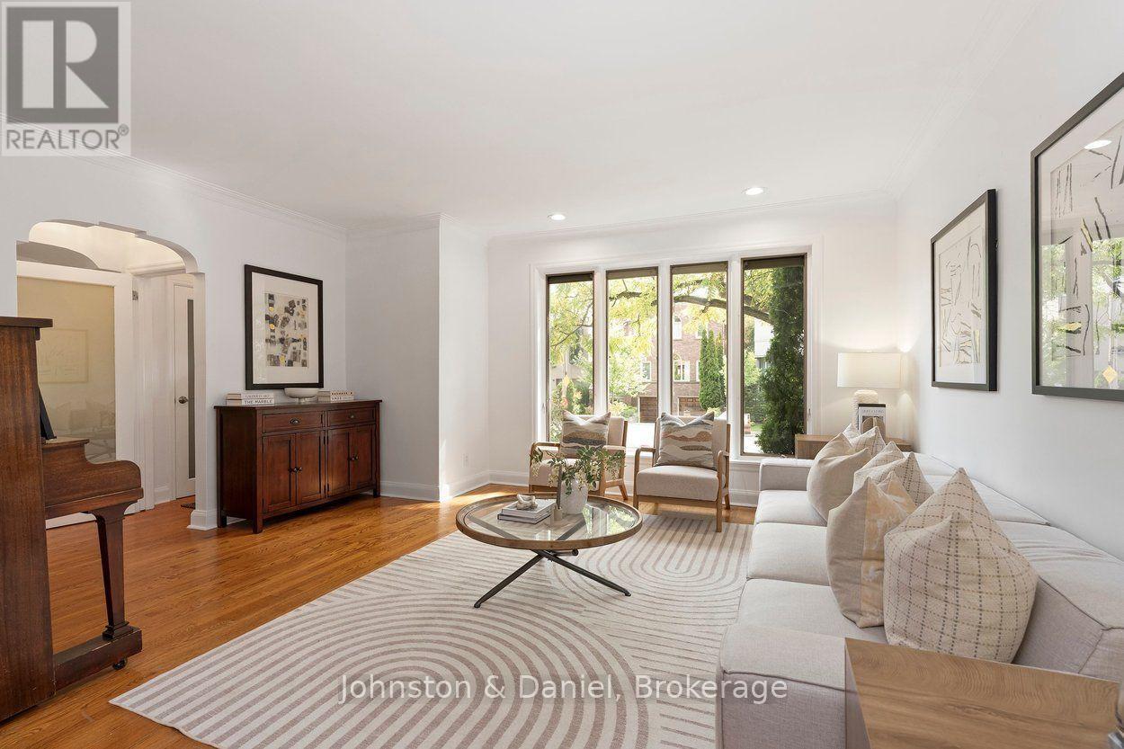 4 Lyndhurst Court, Toronto, ON