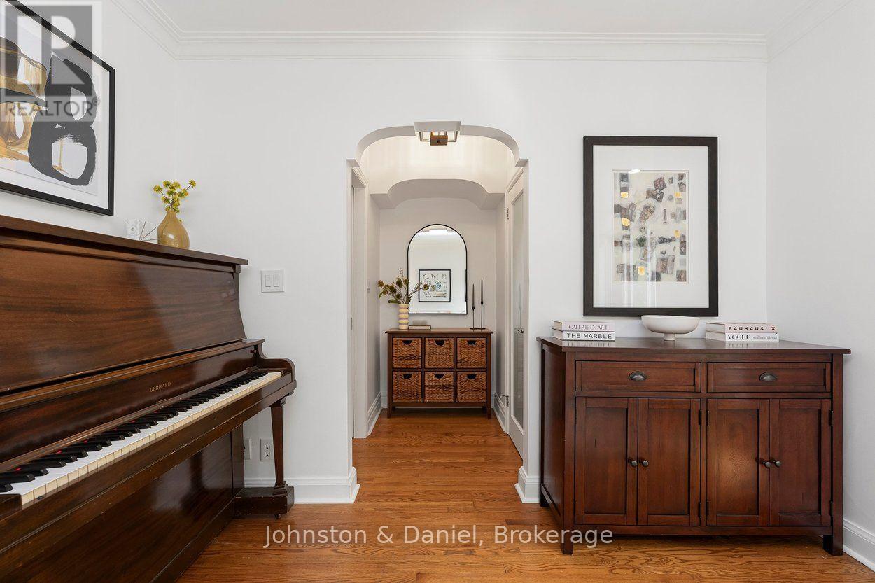 4 Lyndhurst Court, Toronto, ON