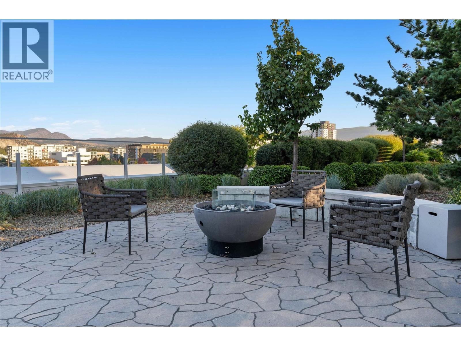 Gas fire pits and seating areas - 1181 Sunset Drive Unit# 1401, Kelowna, BC