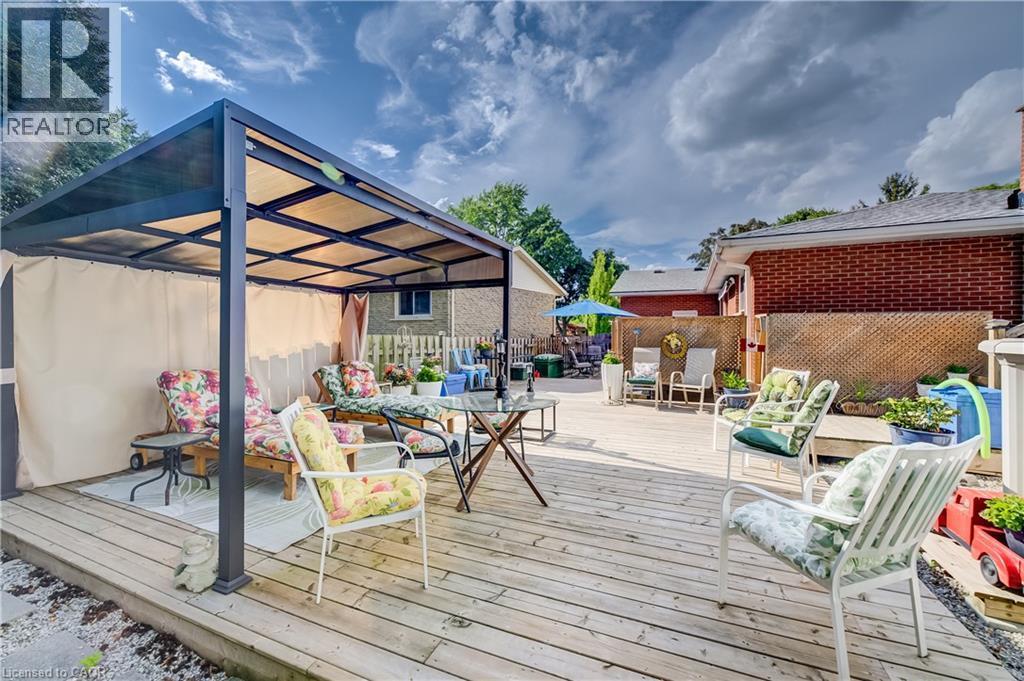 Wood-finish decking with a built-in gazebo featuring a fabric canopy - 422 Grangewood Drive, Waterloo, ON