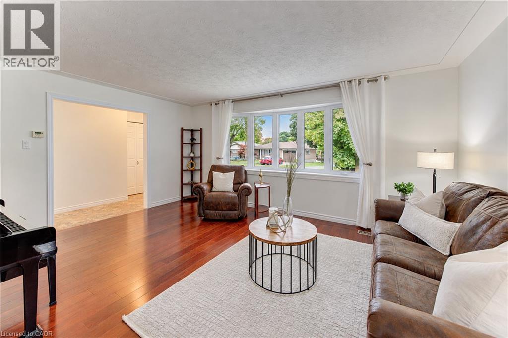 Hardwood flooring, bay windows, and light-toned walls - 422 Grangewood Drive, Waterloo, ON
