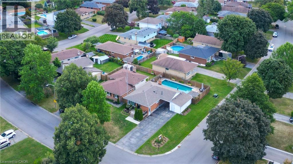 Residential property with a swimming pool, mature landscaping, and a paved driveway - 2 Allanton Boulevard, Brantford, ON