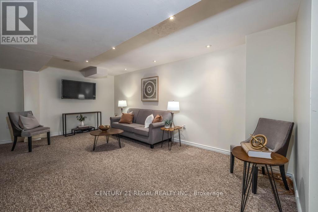43 Waterton Crescent, Richmond Hill, ON
