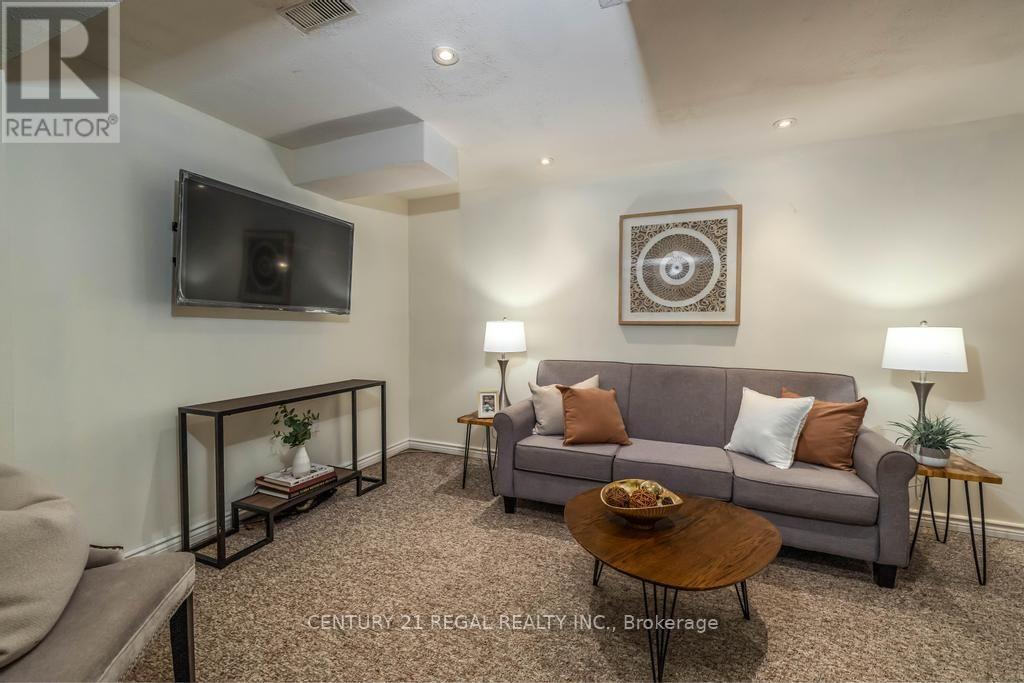 43 Waterton Crescent, Richmond Hill, ON