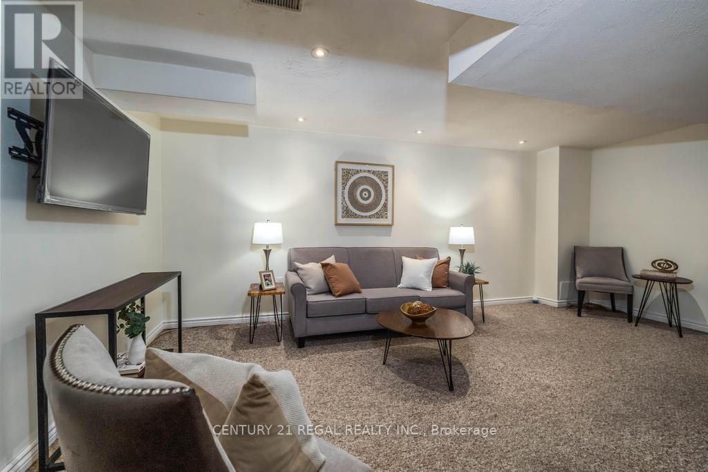 43 Waterton Crescent, Richmond Hill, ON