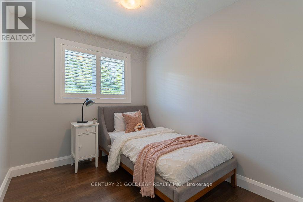 27 Roundhay Drive, Ottawa, ON