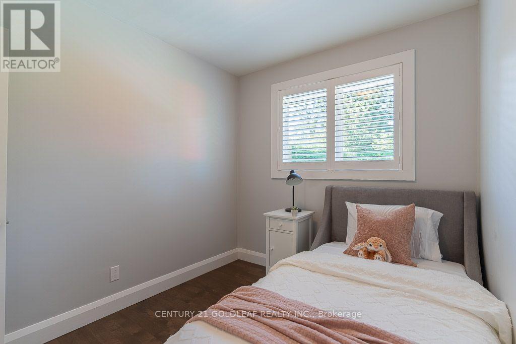 27 Roundhay Drive, Ottawa, ON