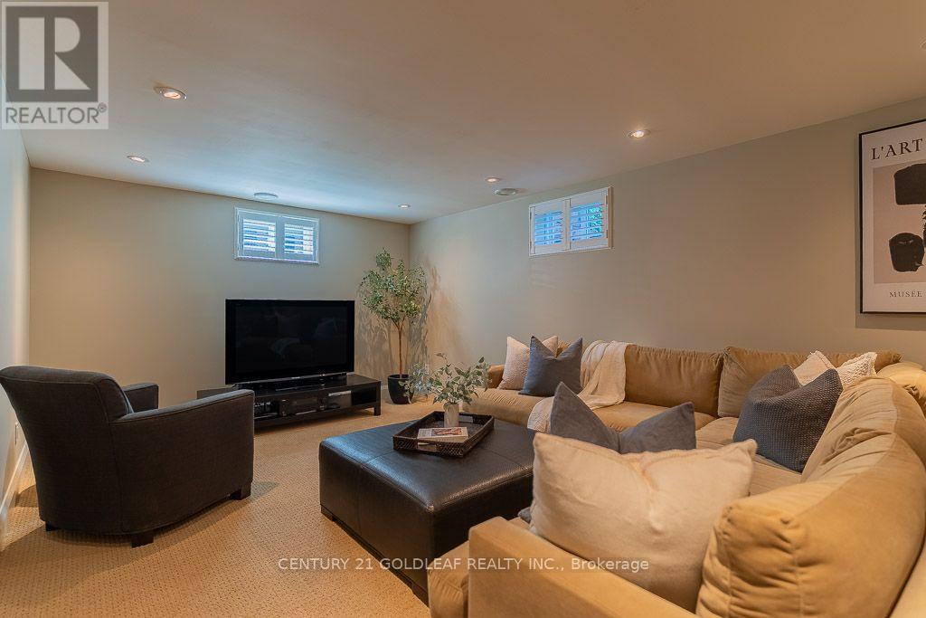 27 Roundhay Drive, Ottawa, ON