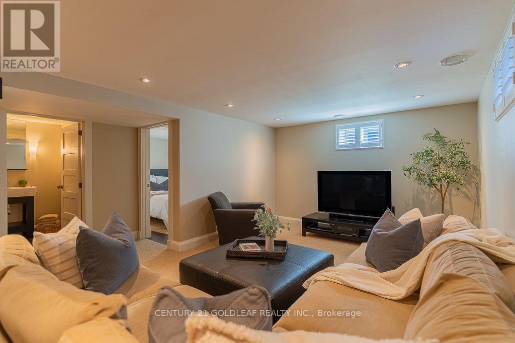 27 Roundhay Drive, Ottawa, ON