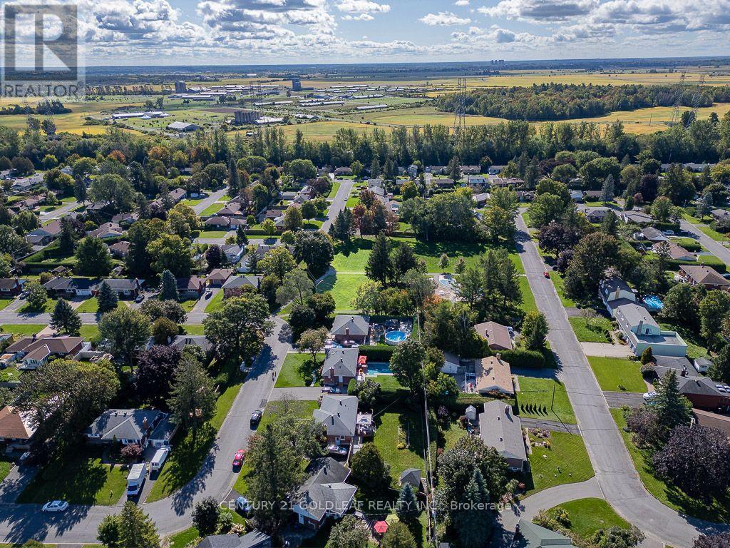 27 Roundhay Drive, Ottawa, ON