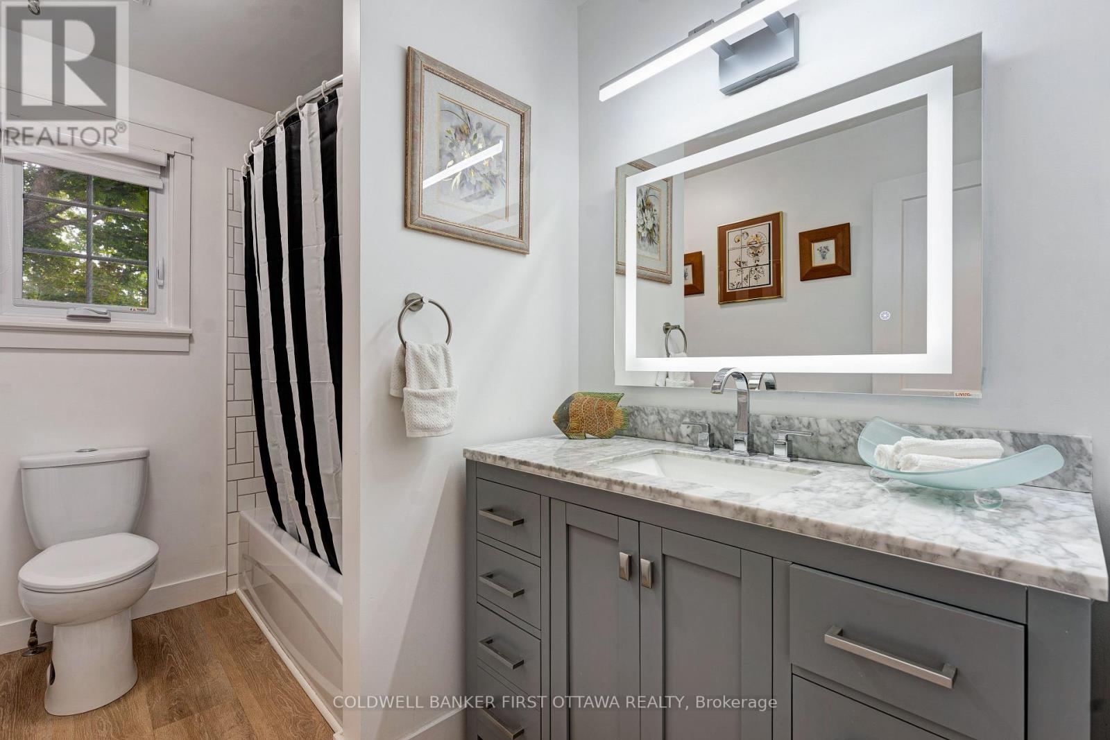 Main floor 4pc bathroom with new vanity - 25 Robert Road, Perth, ON