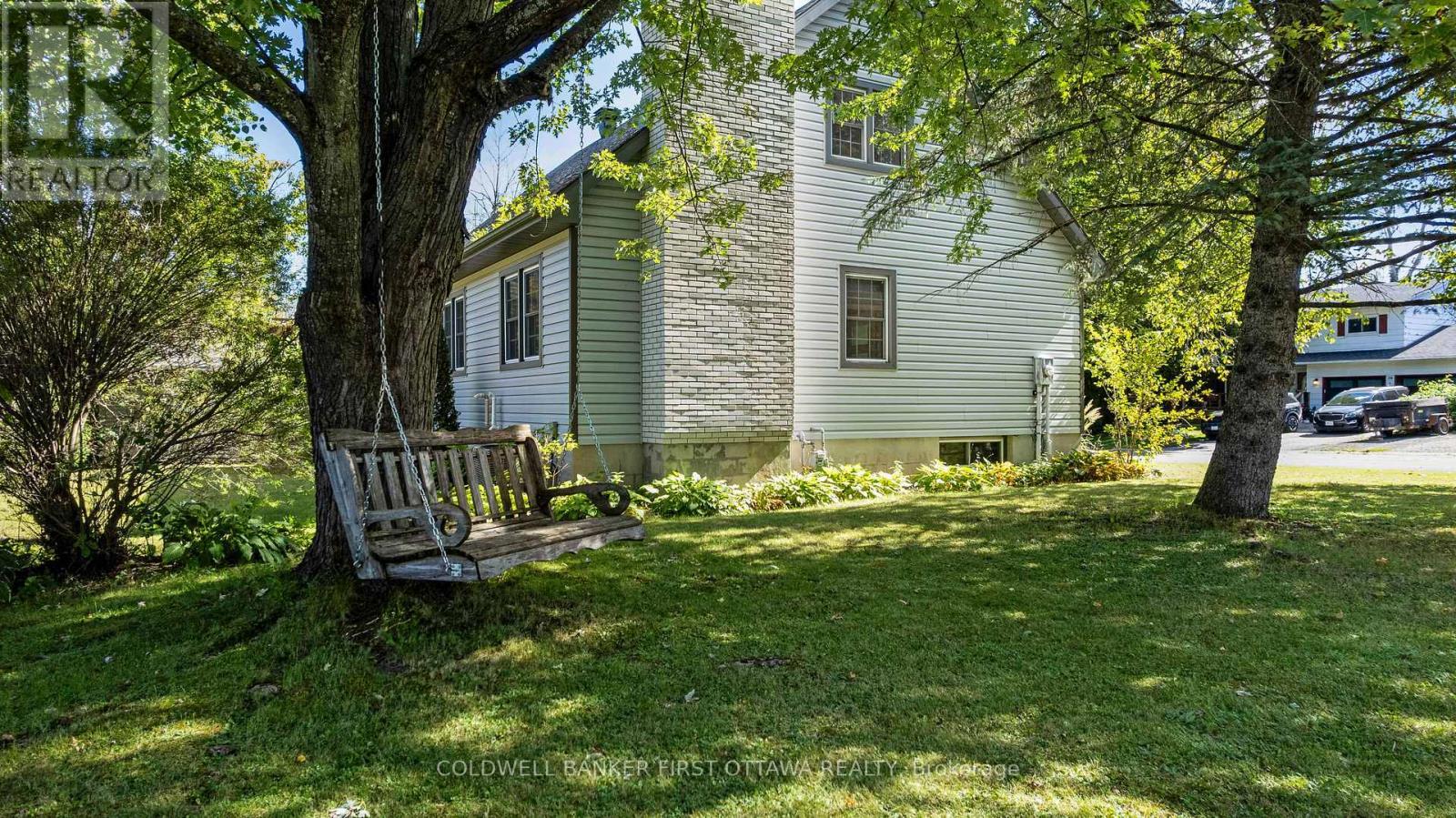 Spacious side yard, as a cozy extra spot - 25 Robert Road, Perth, ON