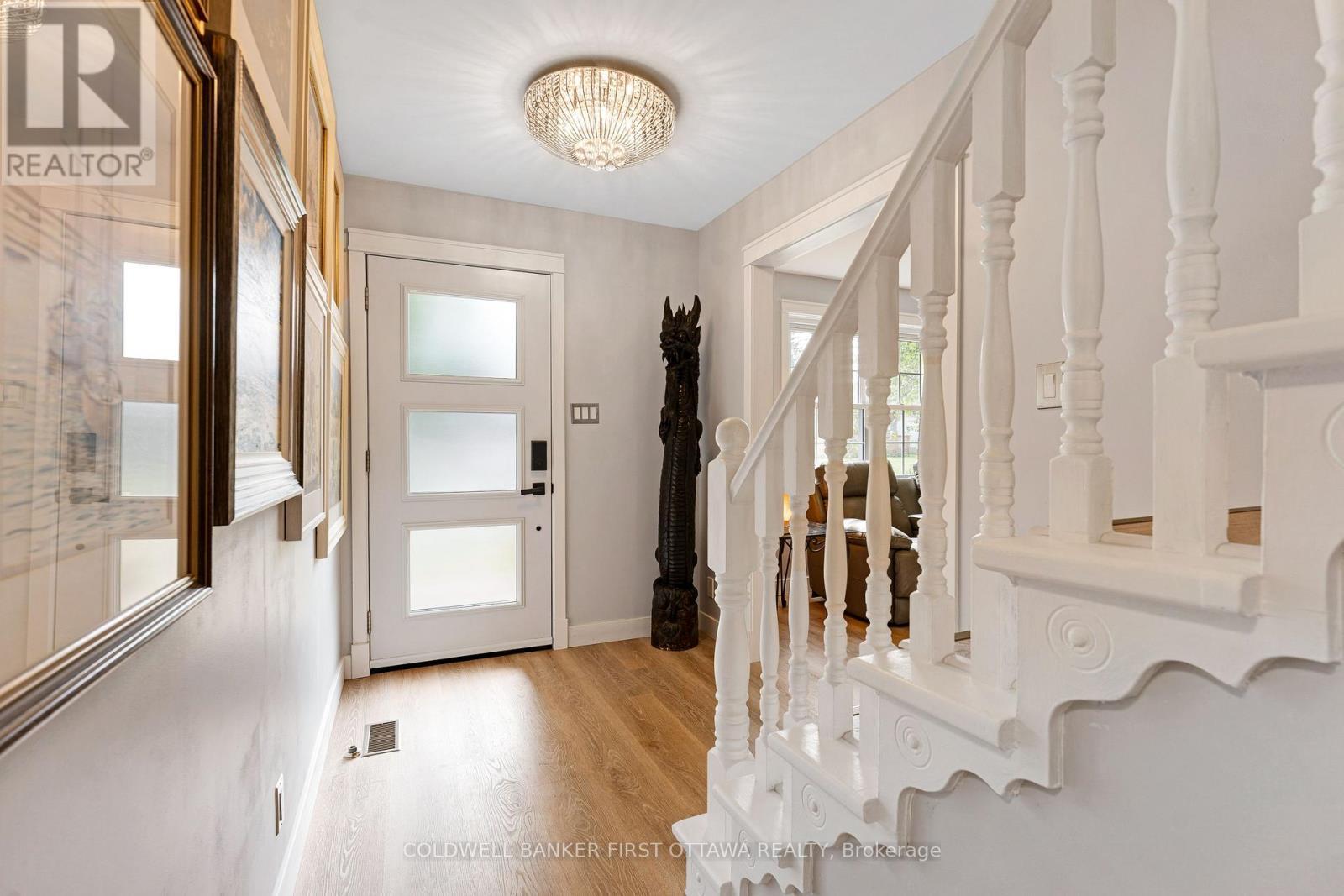 Bright welcoming foyer - 25 Robert Road, Perth, ON