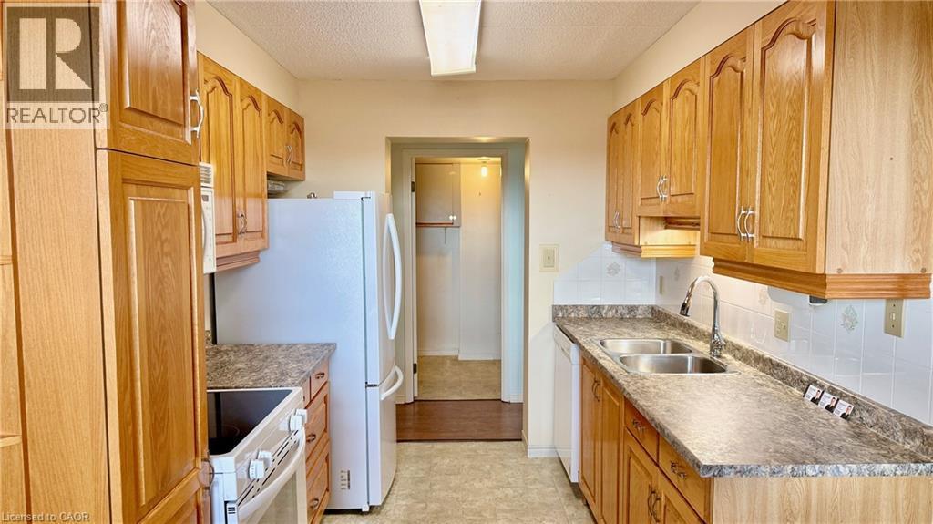 KITCHEN - UPDATED COUNTERTOPS - 2025-11-06 - 5 Mill Pond Court Unit# 604, Simcoe, ON