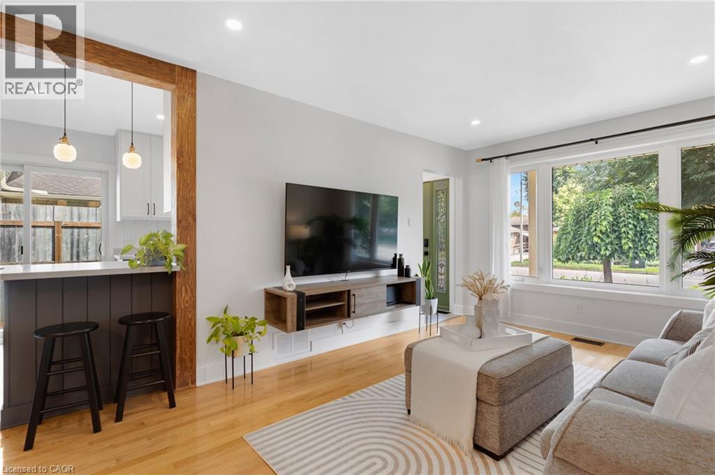 Hardwood flooring, recessed lighting, and a large picture window - 477 Kingscourt Drive Unit# B, Waterloo, ON