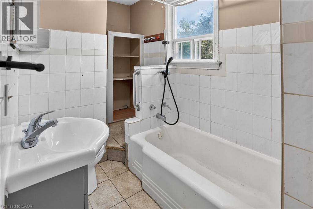 62 Cosby Avenue, St. Catharines, ON