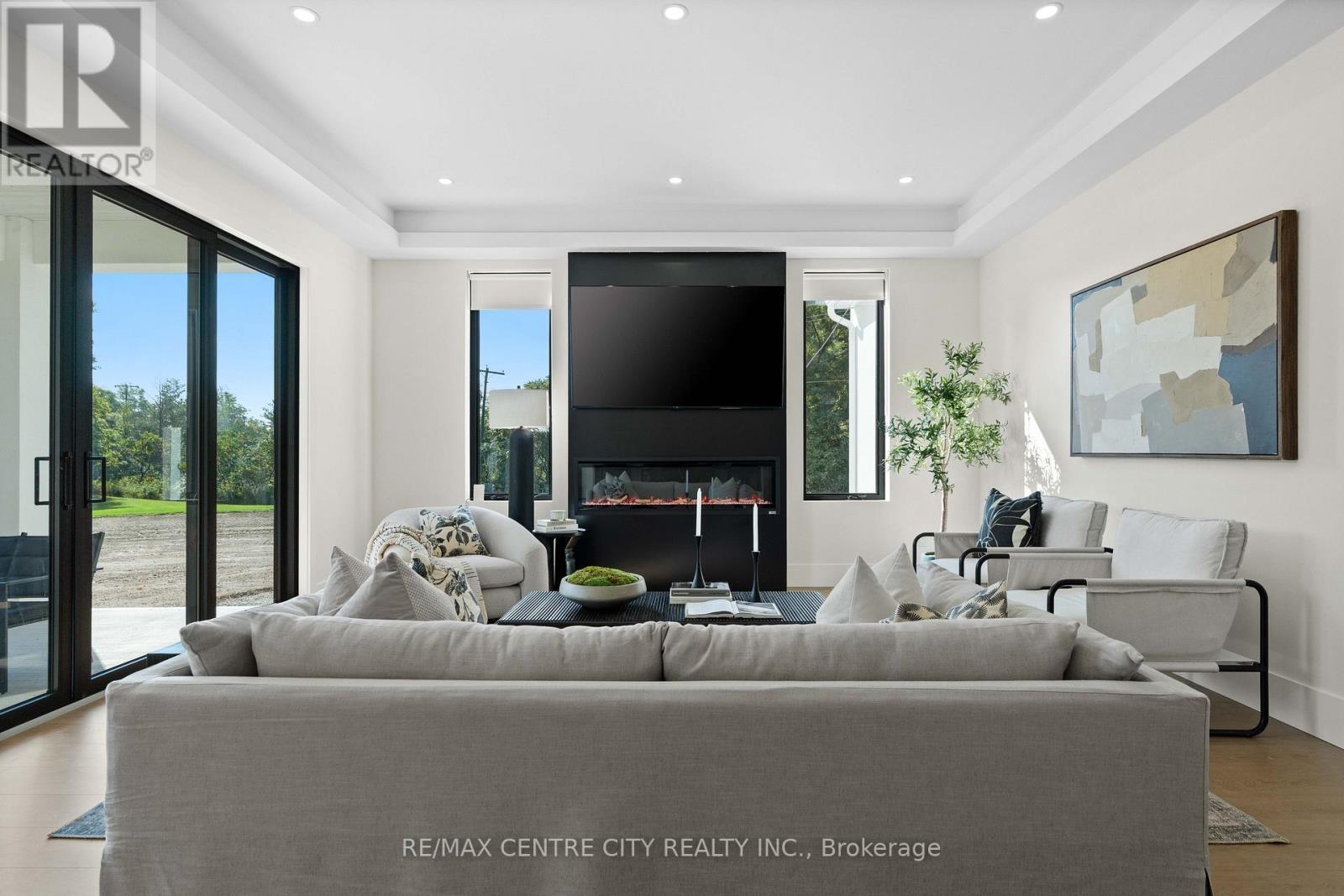 Elegant electric fireplace with coffered ceilings - 53900 Heritage Line, Bayham (Richmond), ON