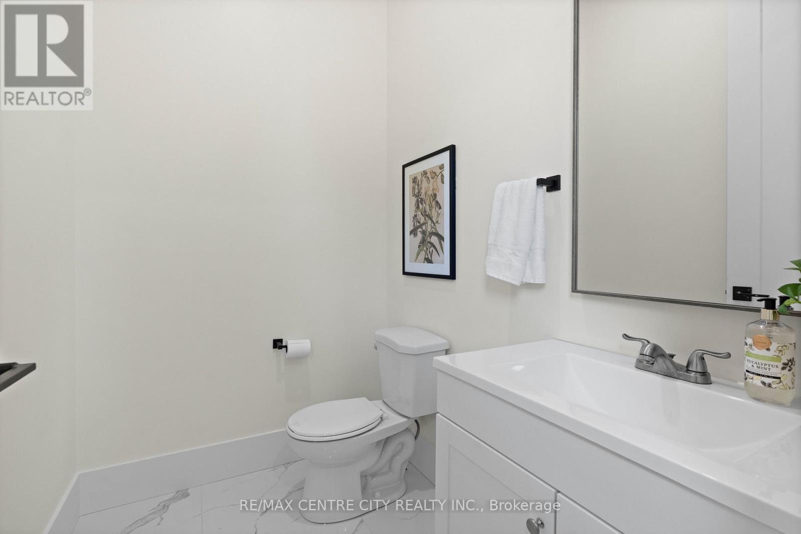 Powder room off laundry room - 53900 Heritage Line, Bayham (Richmond), ON