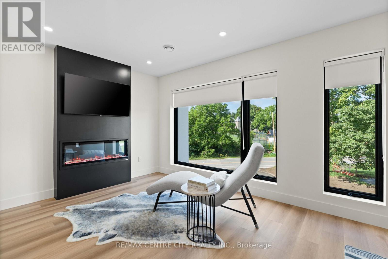 A whole sitting area! - 53900 Heritage Line, Bayham (Richmond), ON