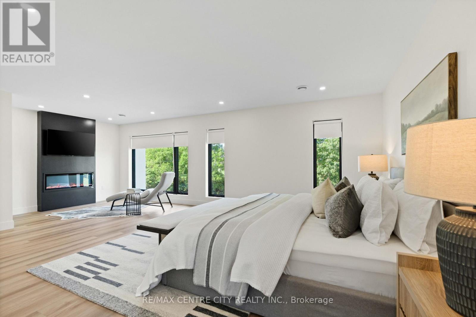 Tons of natural light beaming in! - 53900 Heritage Line, Bayham (Richmond), ON