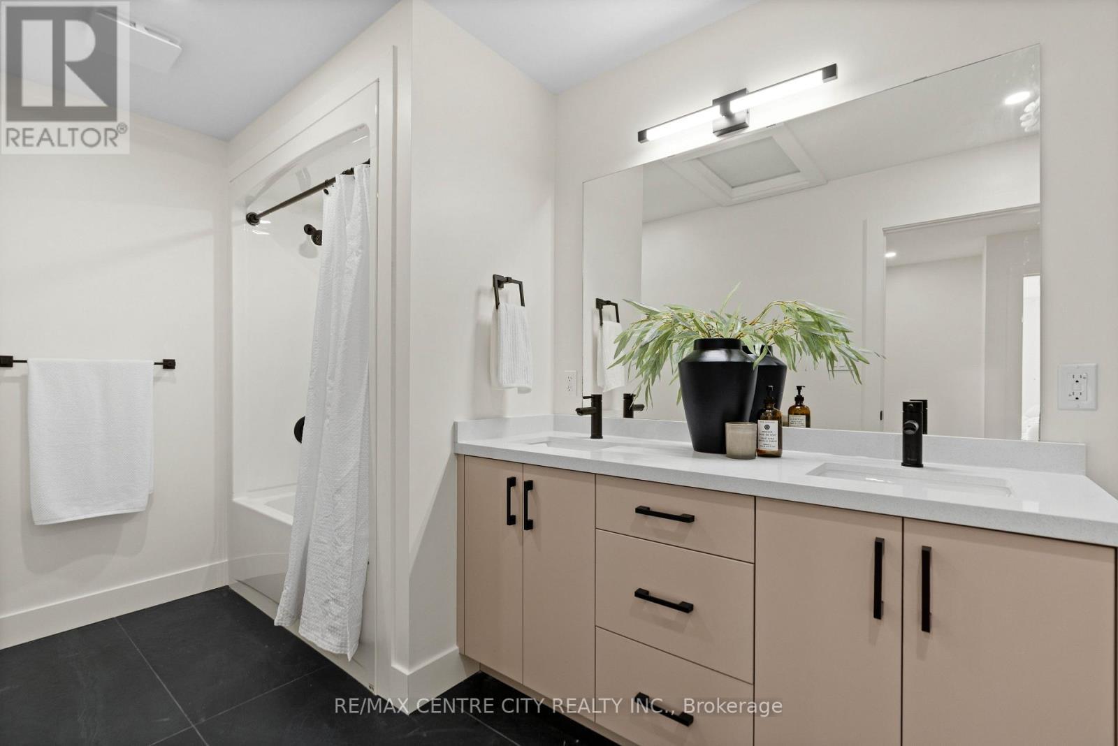 Full bath upstairs - 53900 Heritage Line, Bayham (Richmond), ON