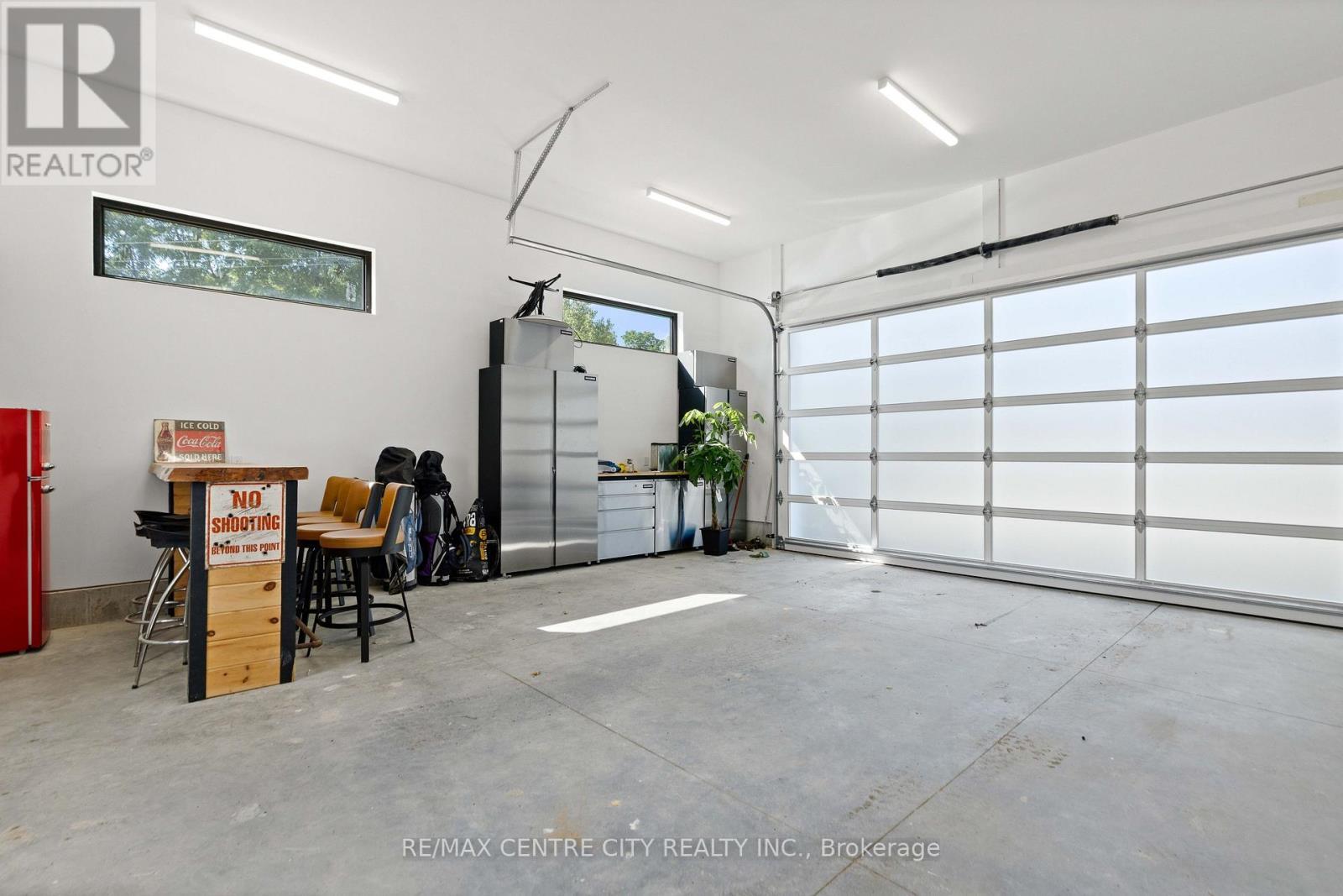 High-end garage door and insulated garage - 53900 Heritage Line, Bayham (Richmond), ON