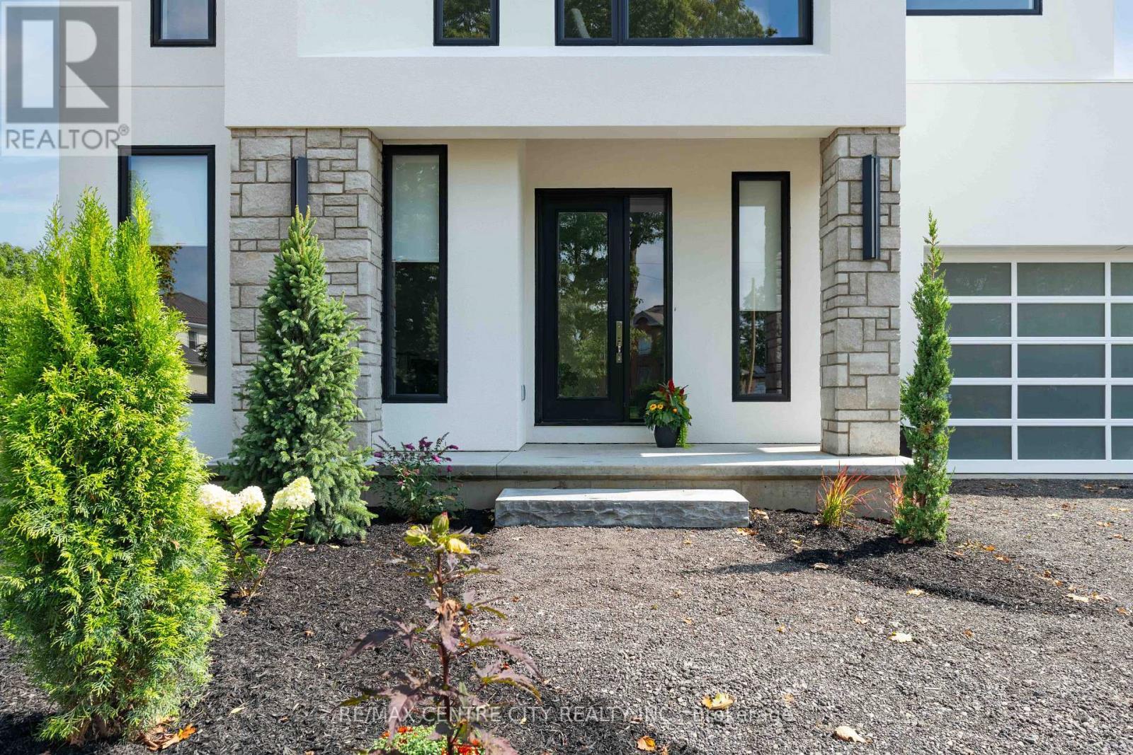 Grand Entrance - 53900 Heritage Line, Bayham (Richmond), ON