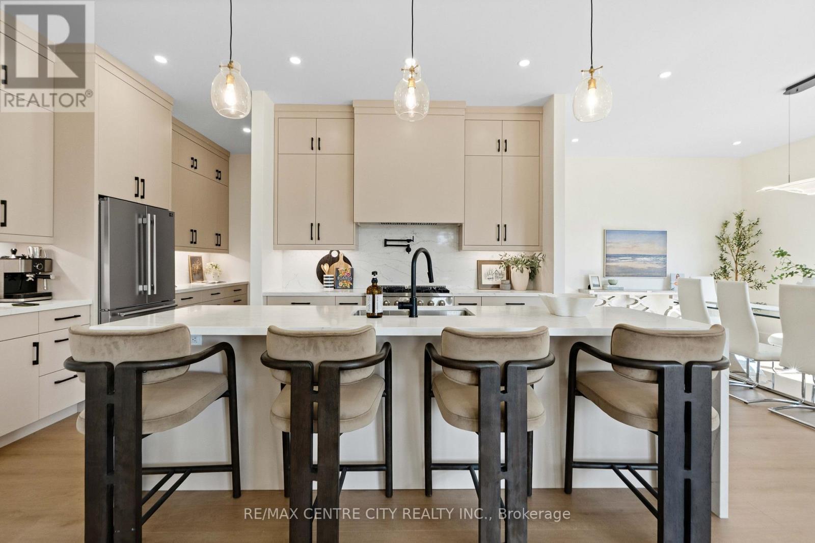 Large Island with plenty of seating - 53900 Heritage Line, Bayham (Richmond), ON