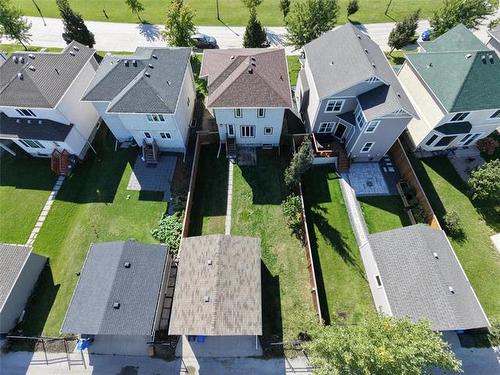18 Sablewood Rd, Winnipeg, MB 