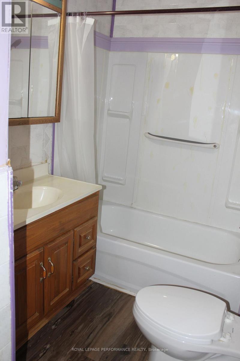 Upstairs bathroom - 41 Lefebvre Avenue, Cornwall, ON