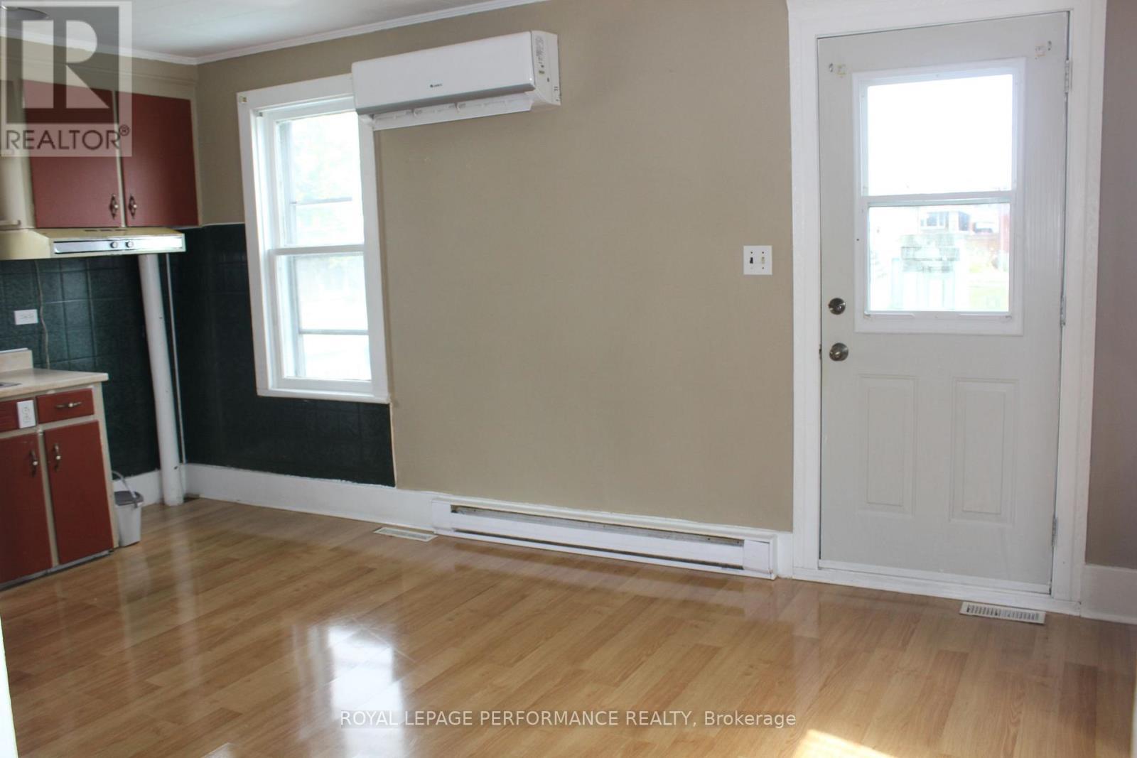 Kitchen with door to backyard - 41 Lefebvre Avenue, Cornwall, ON