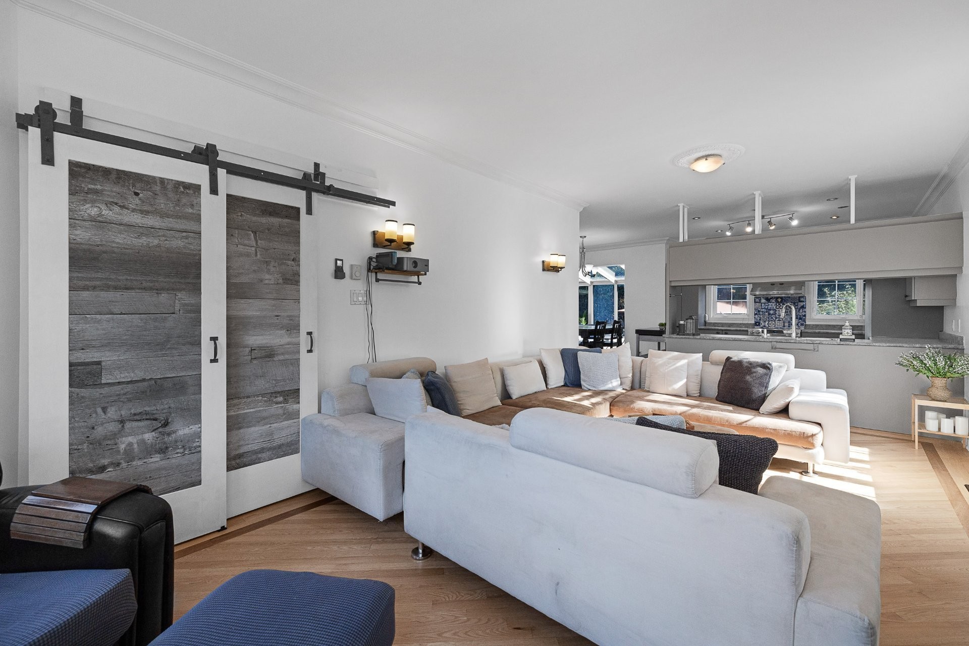 Salon - 8235 Av. Oceanie, Brossard, QC