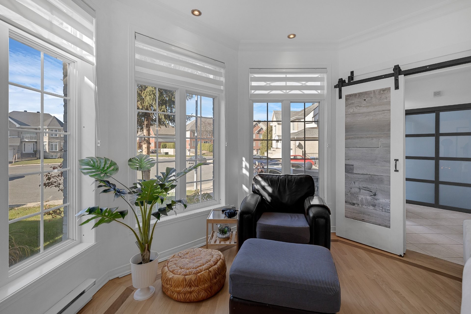 Salon - 8235 Av. Oceanie, Brossard, QC