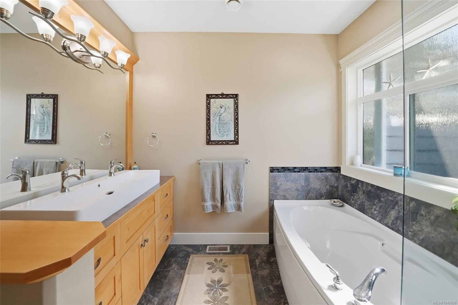 2040 Sun King Rd, Coombs, BC