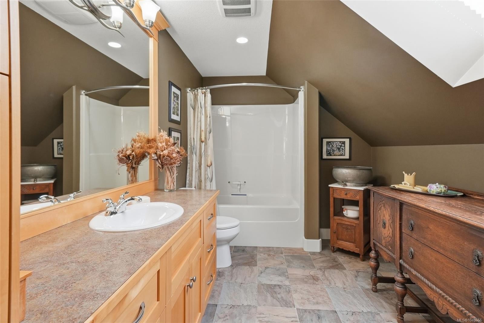 2040 Sun King Rd, Coombs, BC