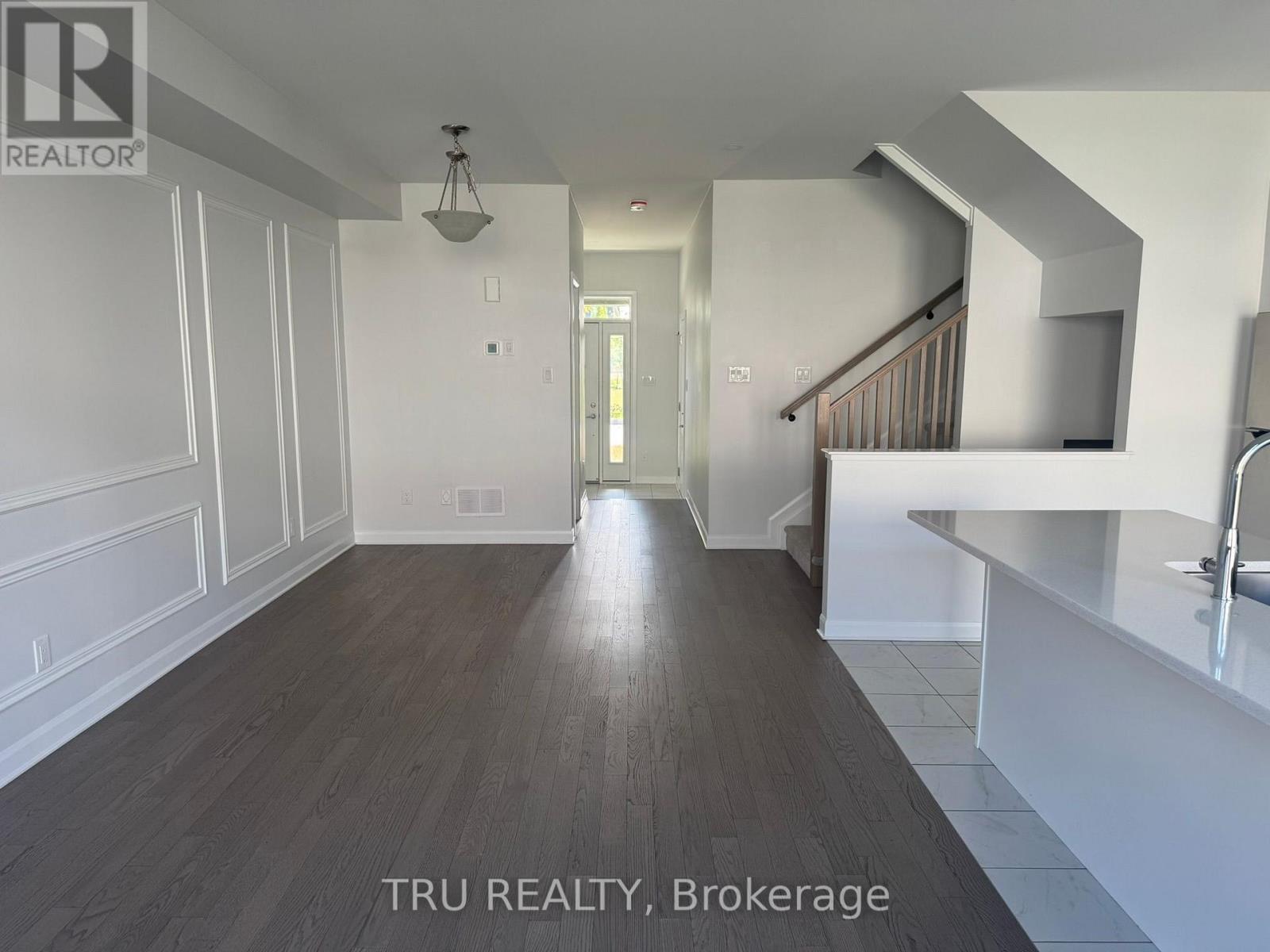 Living room with hardwood floors - 76 Osler Street, Ottawa, ON