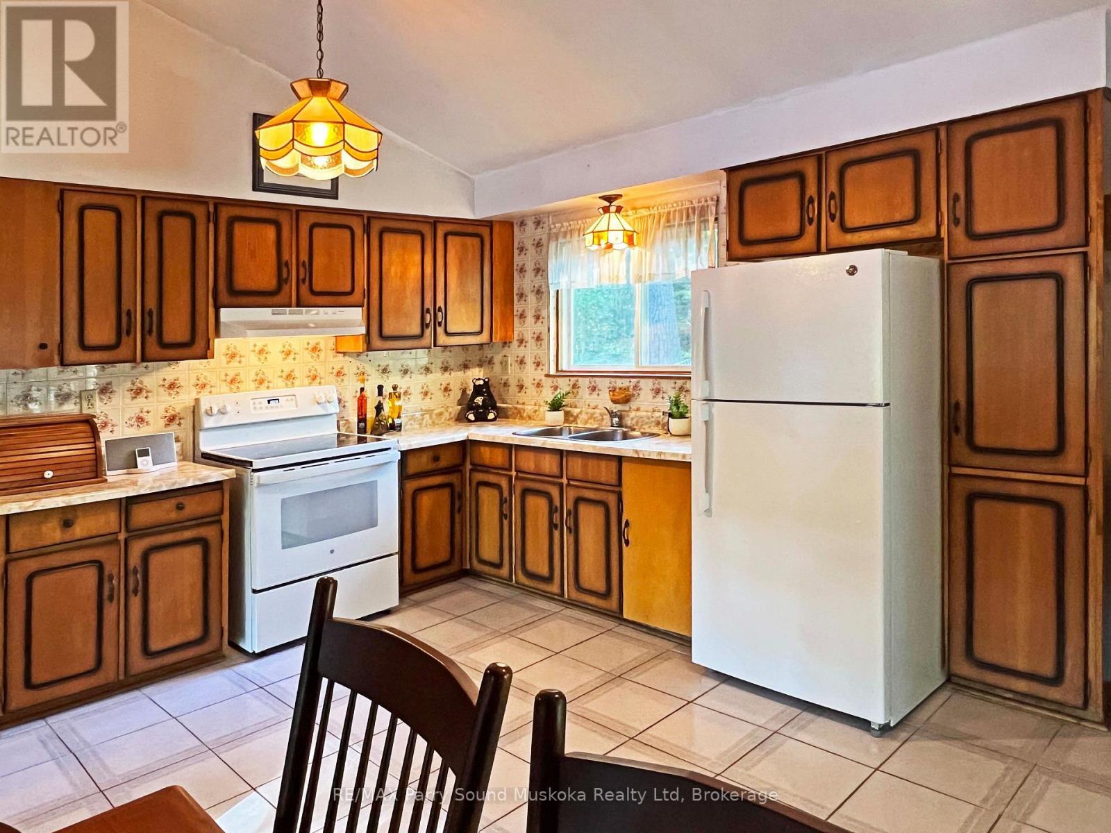 New Fridge & Stove - 33 Houston Lane, Seguin, ON