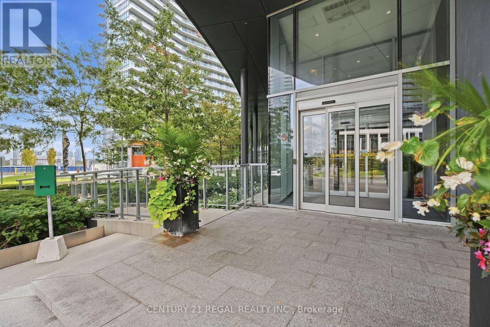 Th07 - 113 Mcmahon Drive, Toronto, ON