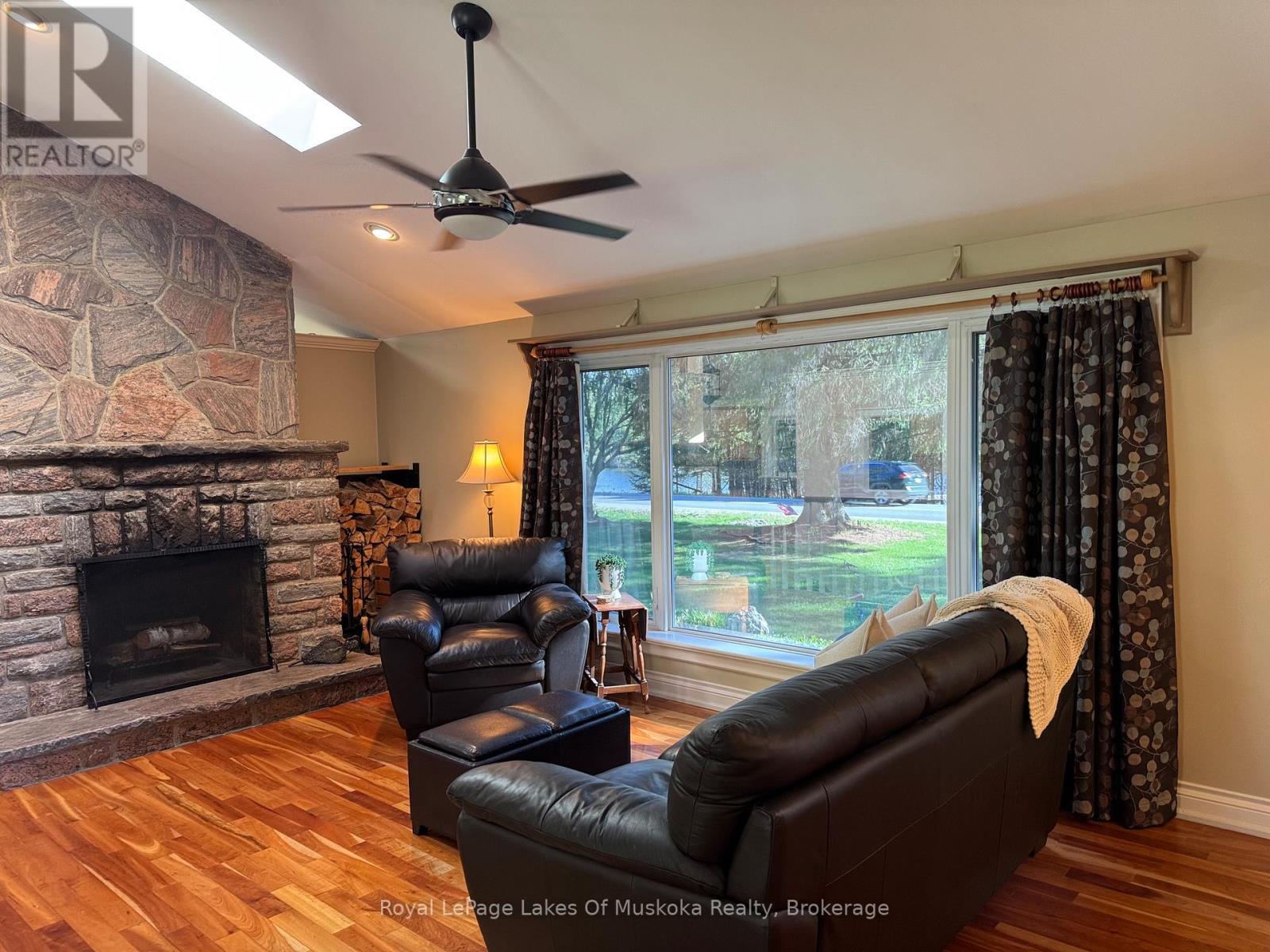 great spot to curl up with a wood fire - 2 Leslie Drive W, Bracebridge (Monck (Bracebridge)), ON