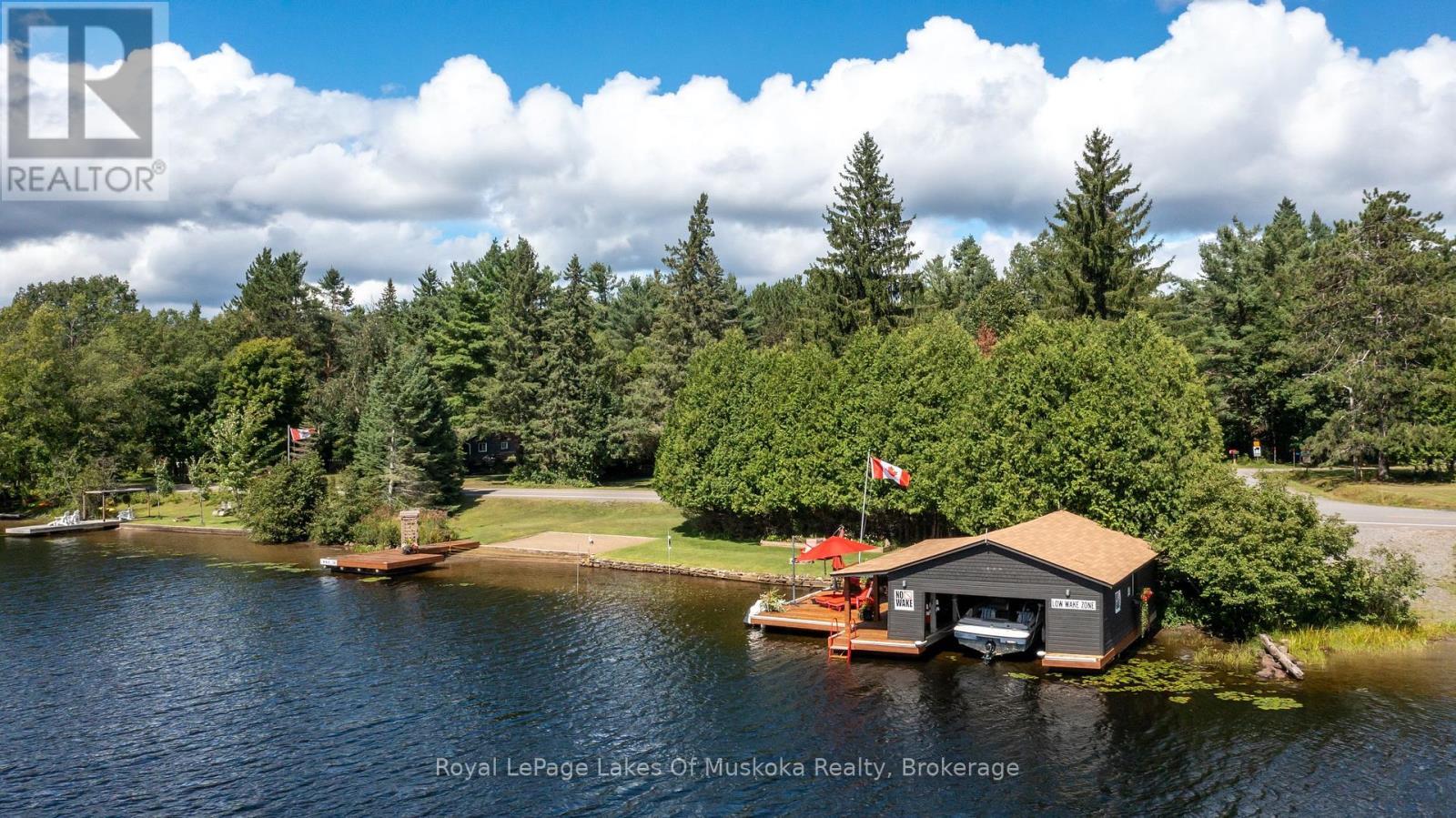 Boathouse with family sized dock - 2 Leslie Drive W, Bracebridge (Monck (Bracebridge)), ON