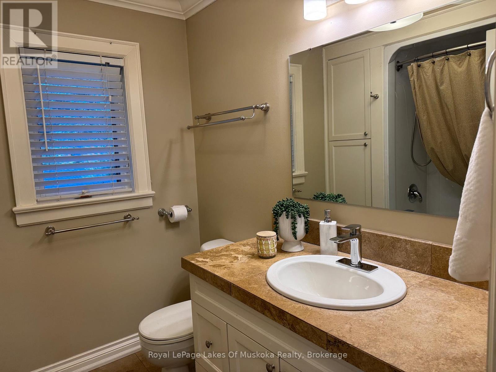 main floor bathroom - 2 Leslie Drive W, Bracebridge (Monck (Bracebridge)), ON