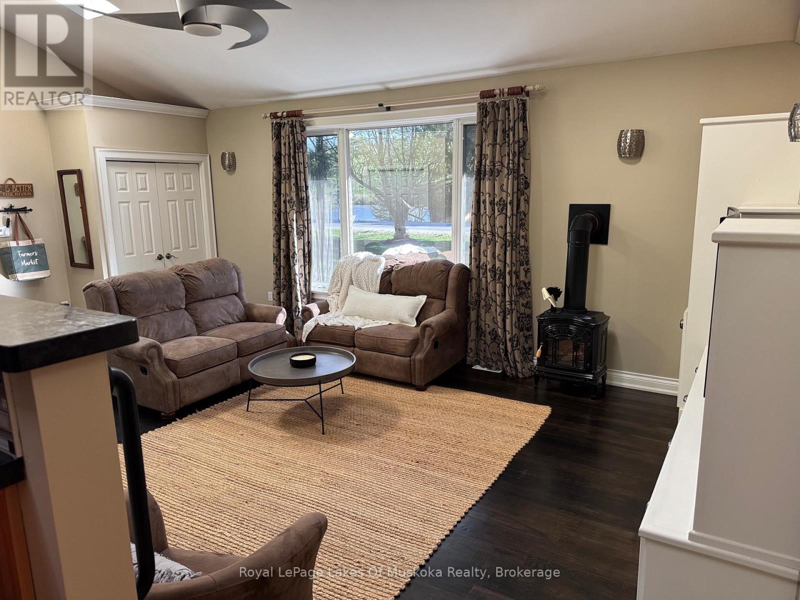 Great room to entertain everyone! - 2 Leslie Drive W, Bracebridge (Monck (Bracebridge)), ON