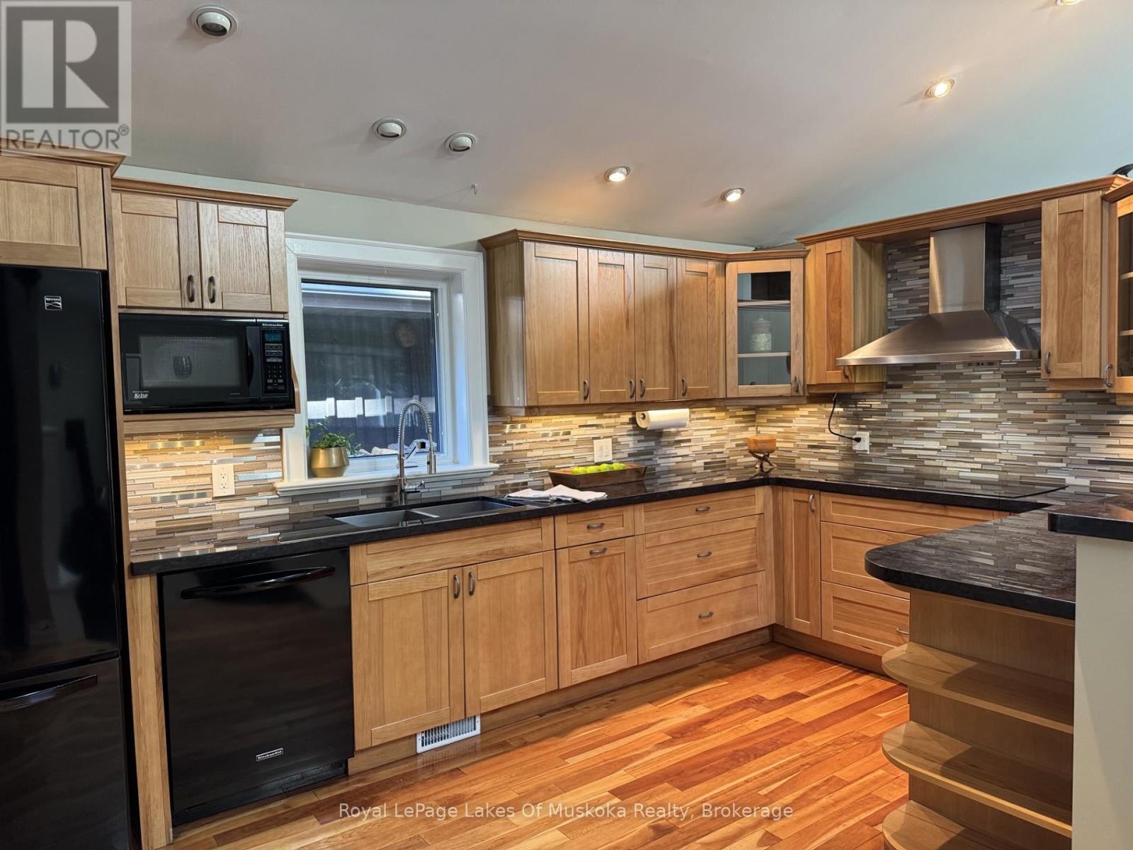 custom kitchen - 2 Leslie Drive W, Bracebridge (Monck (Bracebridge)), ON