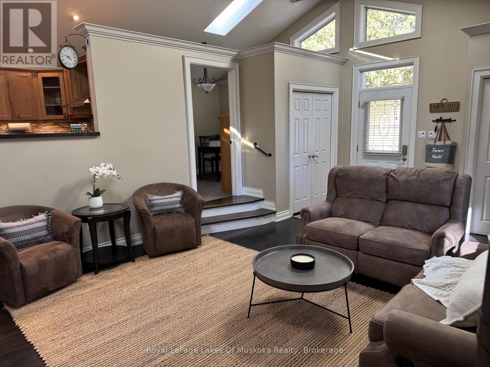 Great room with office in the background - 2 Leslie Drive W, Bracebridge (Monck (Bracebridge)), ON
