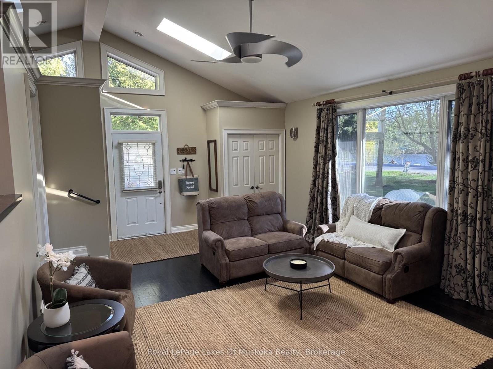 welcoming, bright, relaxing.... - 2 Leslie Drive W, Bracebridge (Monck (Bracebridge)), ON