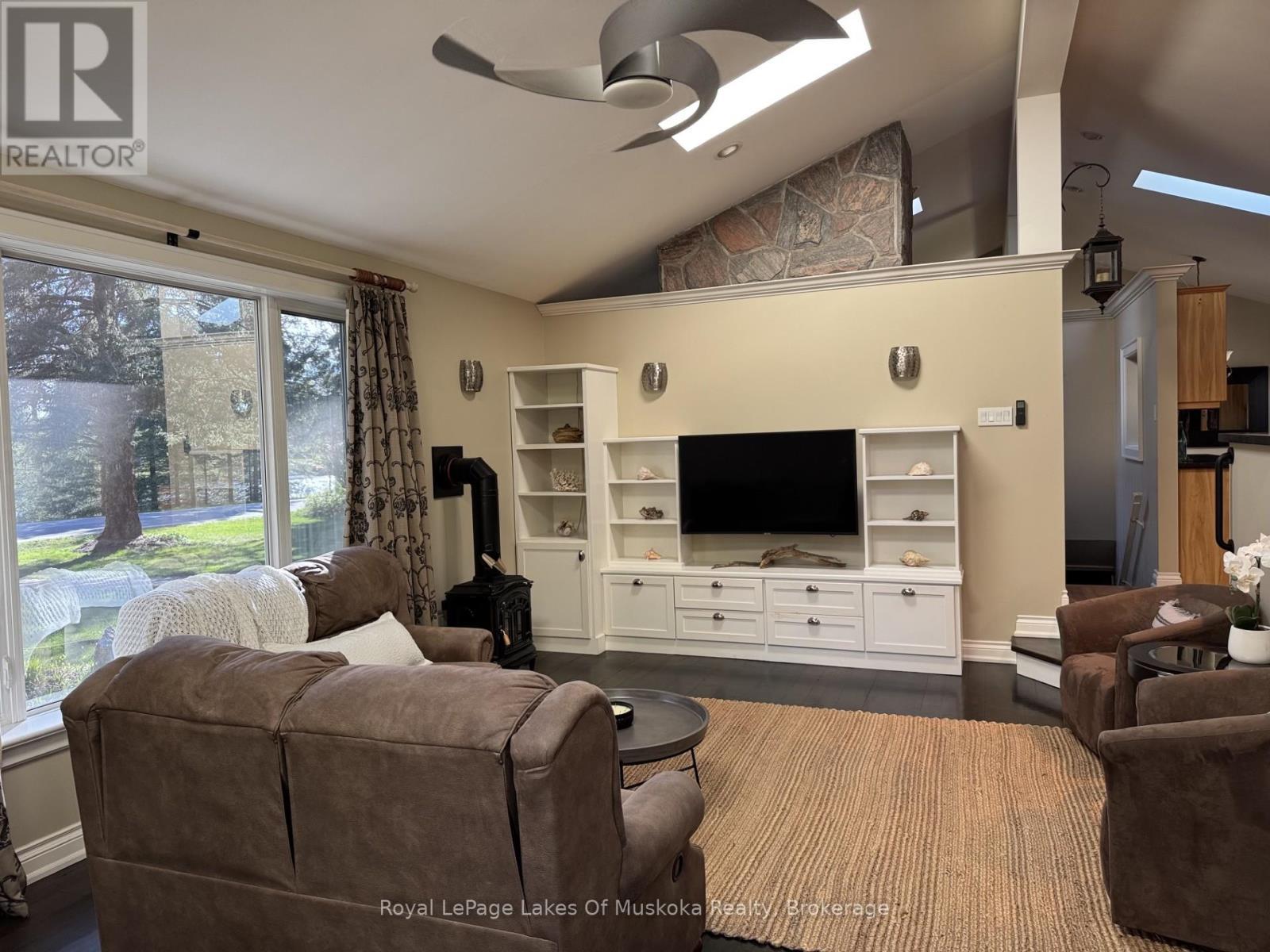 Great Room indeed! - 2 Leslie Drive W, Bracebridge (Monck (Bracebridge)), ON