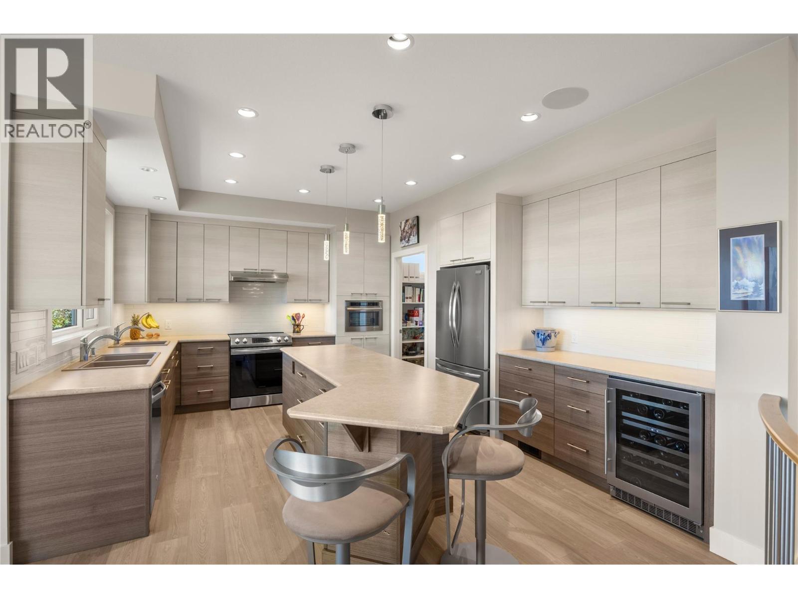 Generous sized kitchen featuring a sit up island and 2 toned cabinetry - 2442 Bella Vista Street, Kelowna, BC